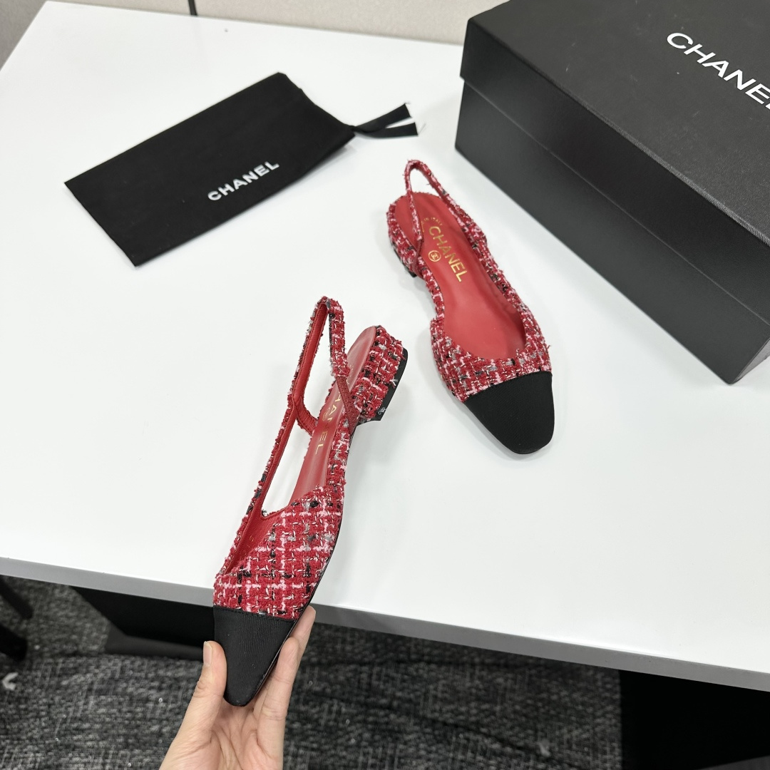 Luxury Chanel red multi-color tweed slingback flats with a black cap toe and gold CC logo on the heel. - Hình 7