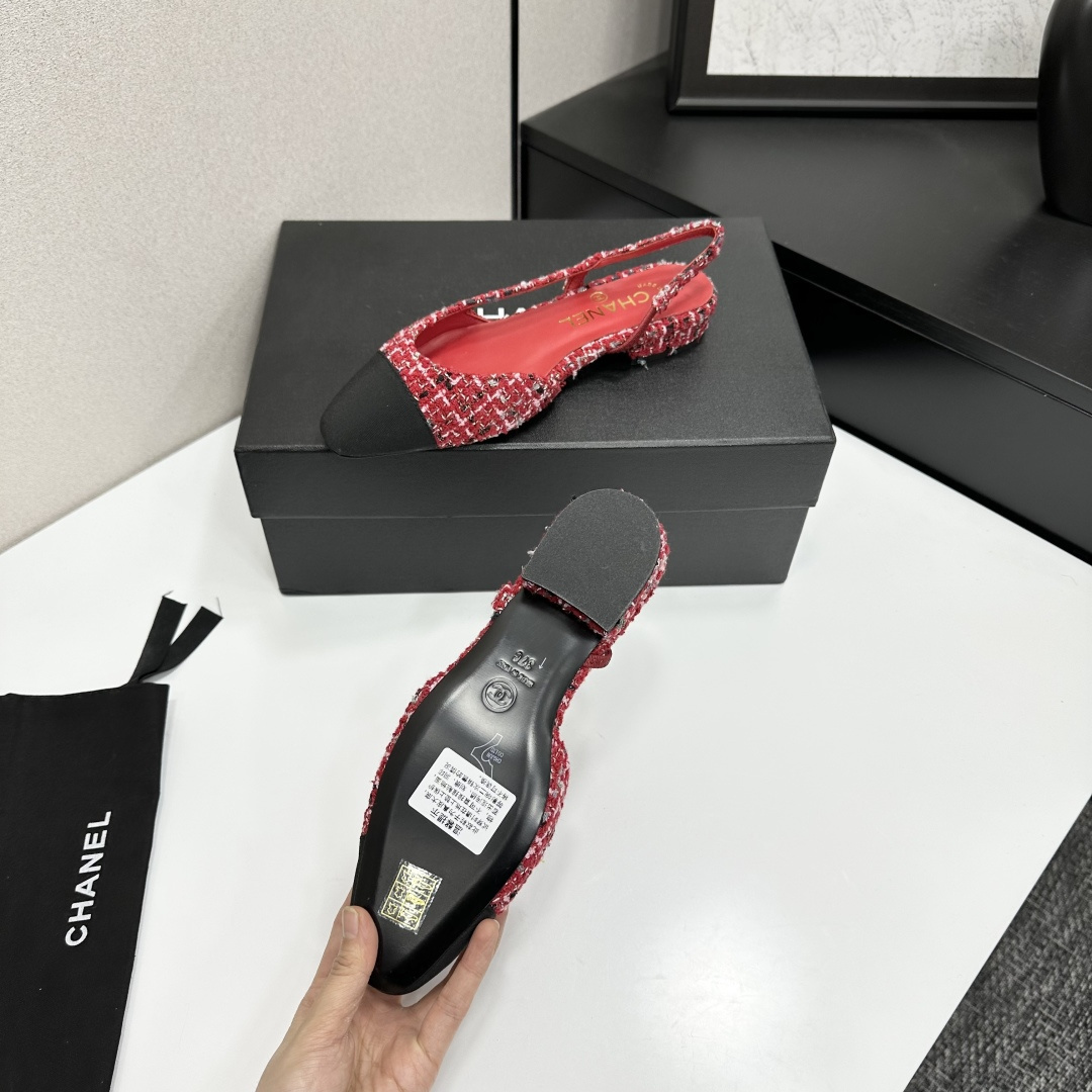 Luxury Chanel red multi-color tweed slingback flats with a black cap toe and gold CC logo on the heel. - Hình 4