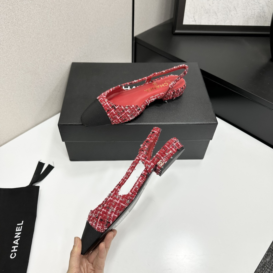 Luxury Chanel red multi-color tweed slingback flats with a black cap toe and gold CC logo on the heel. - Hình 3