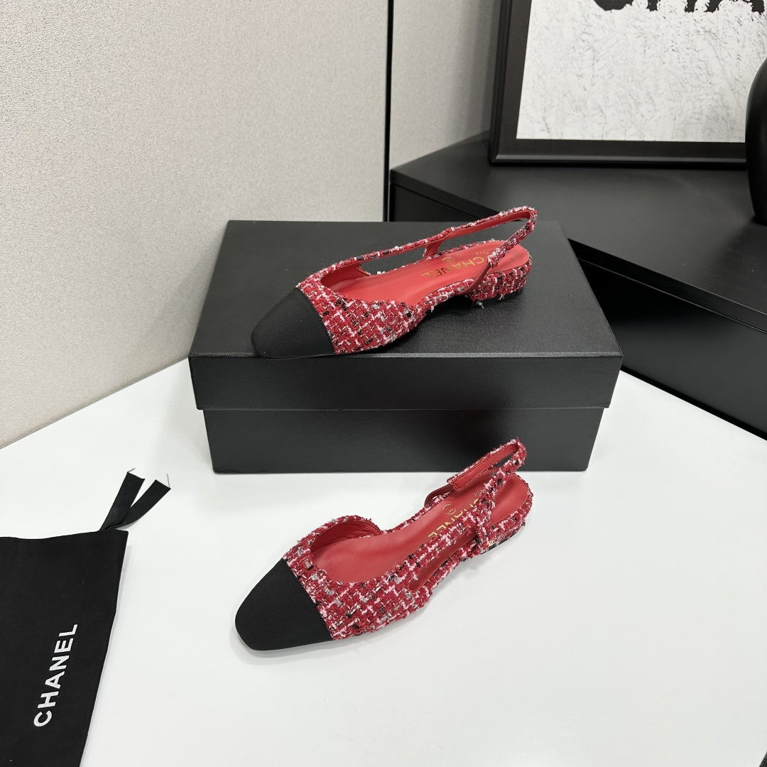 Luxury Chanel red multi-color tweed slingback flats with a black cap toe and gold CC logo on the heel. - Hình 2