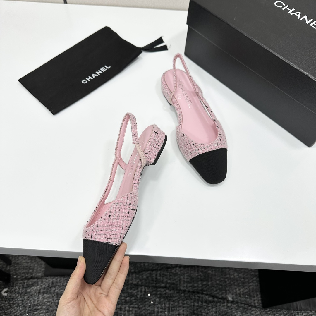 A pair of luxury pink tweed slingback flats with a black pointed toe and a low block heel featuring the Chanel logo. - Hình 11