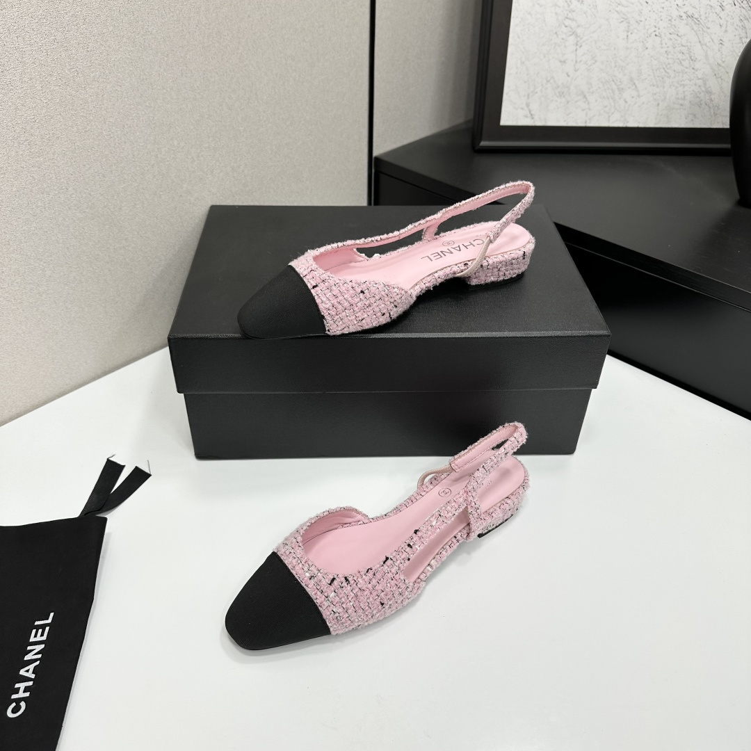 A pair of luxury pink tweed slingback flats with a black pointed toe and a low block heel featuring the Chanel logo. - Hình 4