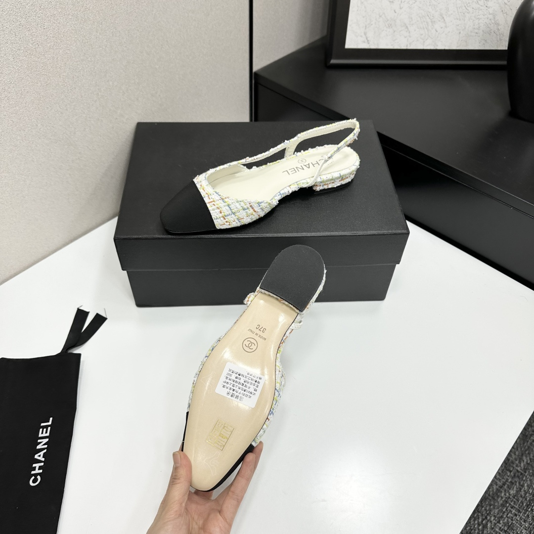 A pair of Chanel multi-colored tweed slingback flats with black cap toes and CC logo on the heel. - Hình 4