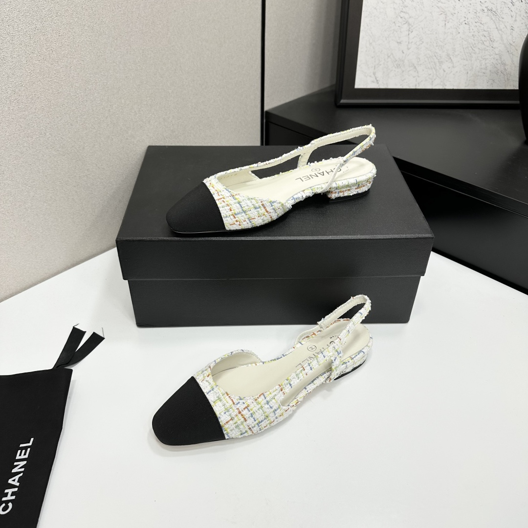A pair of Chanel multi-colored tweed slingback flats with black cap toes and CC logo on the heel. - Hình 2