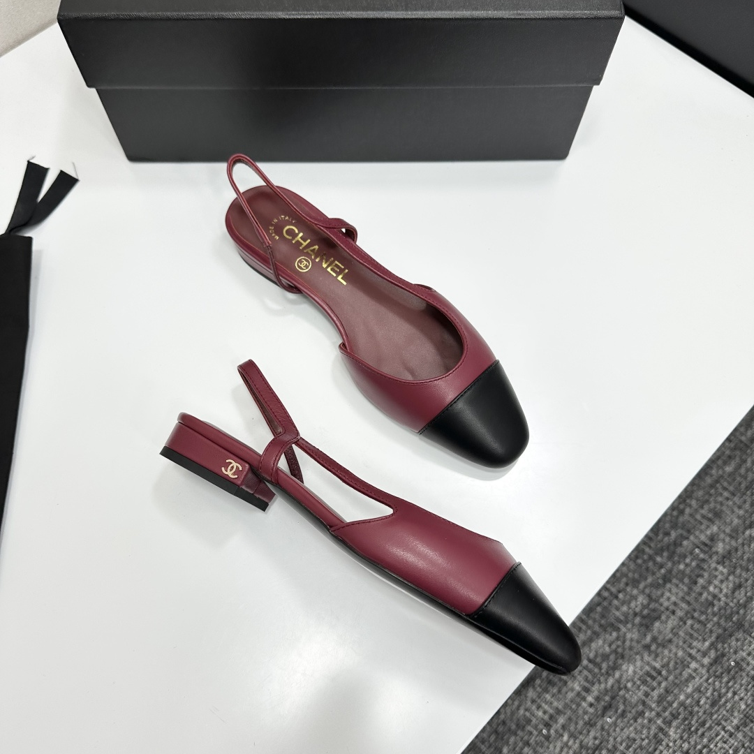 Elegant Chanel slingback flats in burgundy red leather with a black cap toe and gold CC logo on the heel. - Hình 10