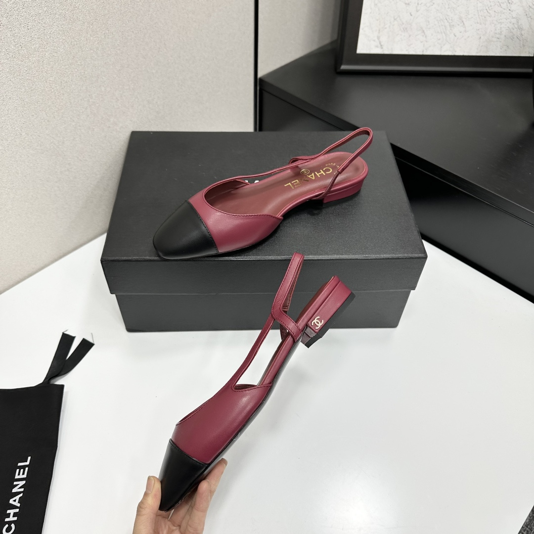 Elegant Chanel slingback flats in burgundy red leather with a black cap toe and gold CC logo on the heel. - Hình 4
