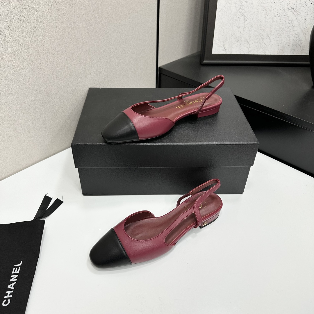 Elegant Chanel slingback flats in burgundy red leather with a black cap toe and gold CC logo on the heel. - Hình 3