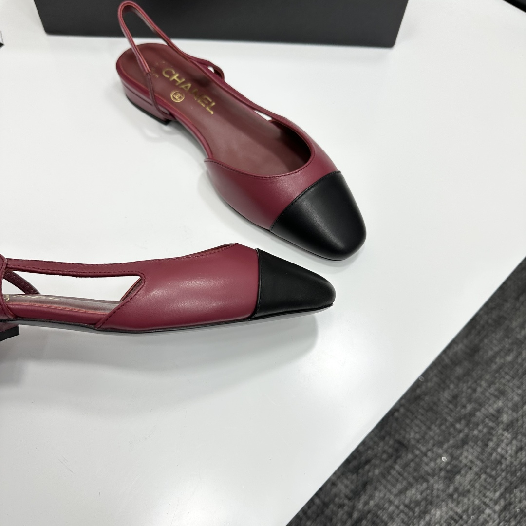 Elegant Chanel slingback flats in burgundy red leather with a black cap toe and gold CC logo on the heel. - Hình 2