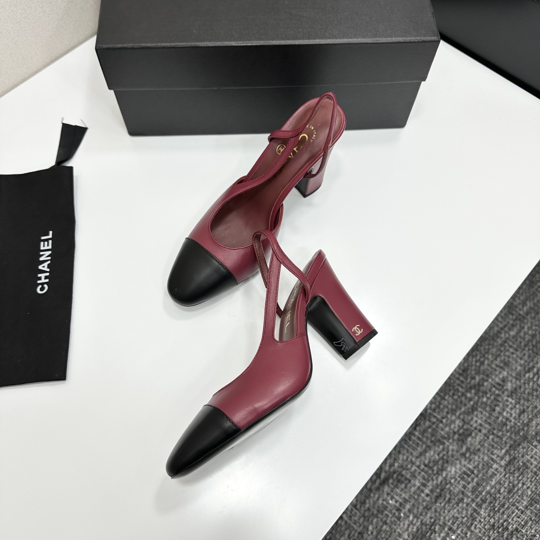 Chanel burgundy leather slingback pumps with black cap toes and gold CC logo on the block heels - Hình 10