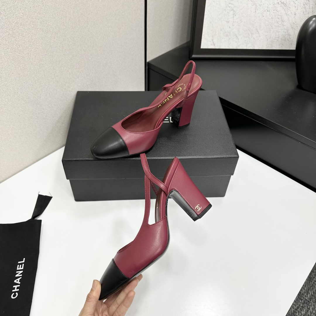 Chanel burgundy leather slingback pumps with black cap toes and gold CC logo on the block heels - Hình 8