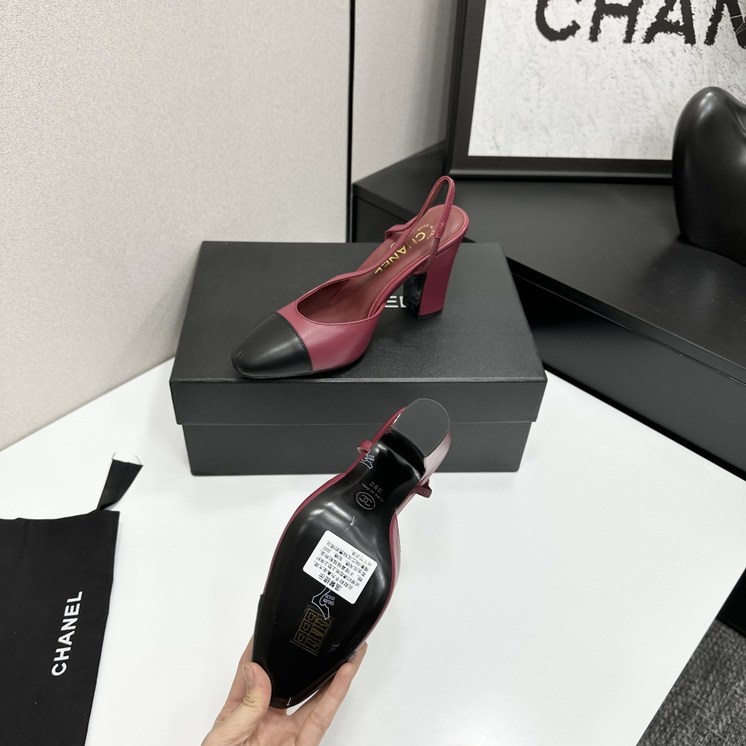 Chanel burgundy leather slingback pumps with black cap toes and gold CC logo on the block heels - Hình 7