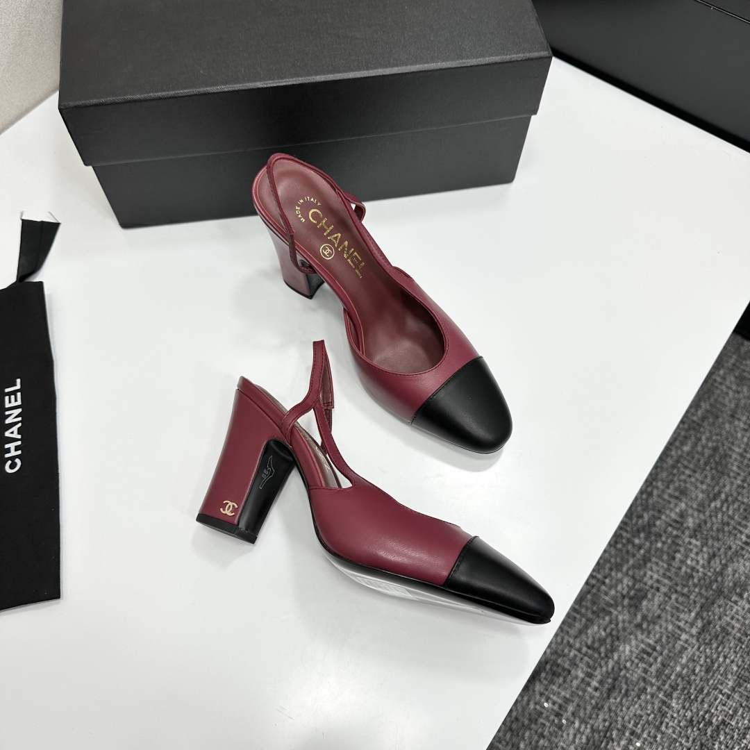 Chanel burgundy leather slingback pumps with black cap toes and gold CC logo on the block heels - Hình 3