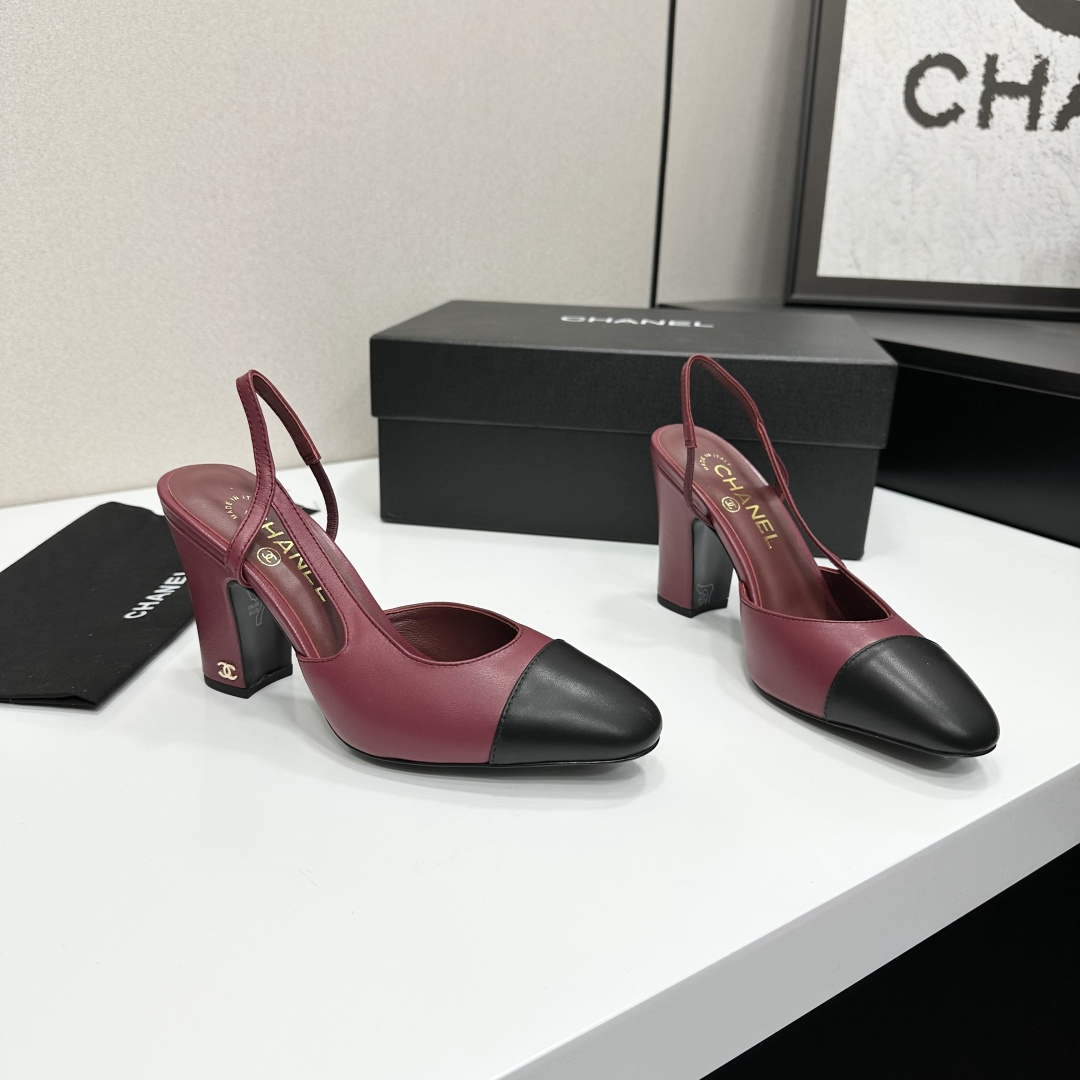 Chanel burgundy leather slingback pumps with black cap toes and gold CC logo on the block heels - Hình 2