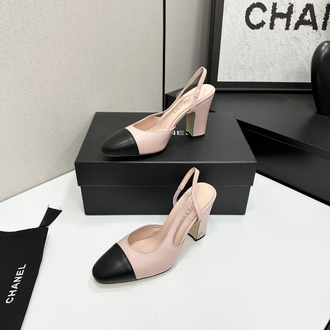 Pair of Chanel two-tone beige and black leather slingback pumps with block heels on a black branded box - Hình 2