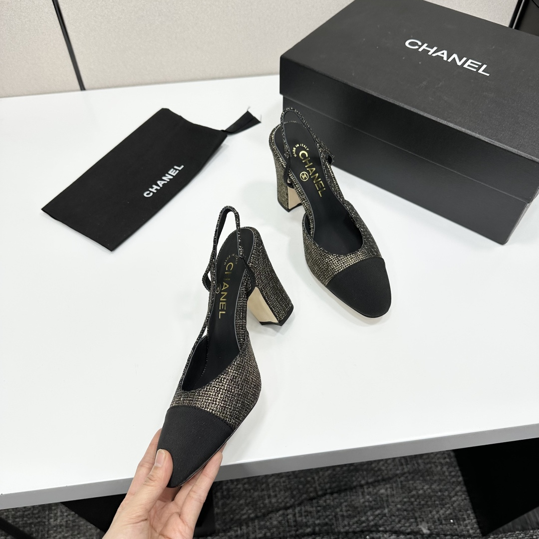 Chanel metallic gold and black tweed slingback pumps with black cap toe and block heel on a black box - Hình 3