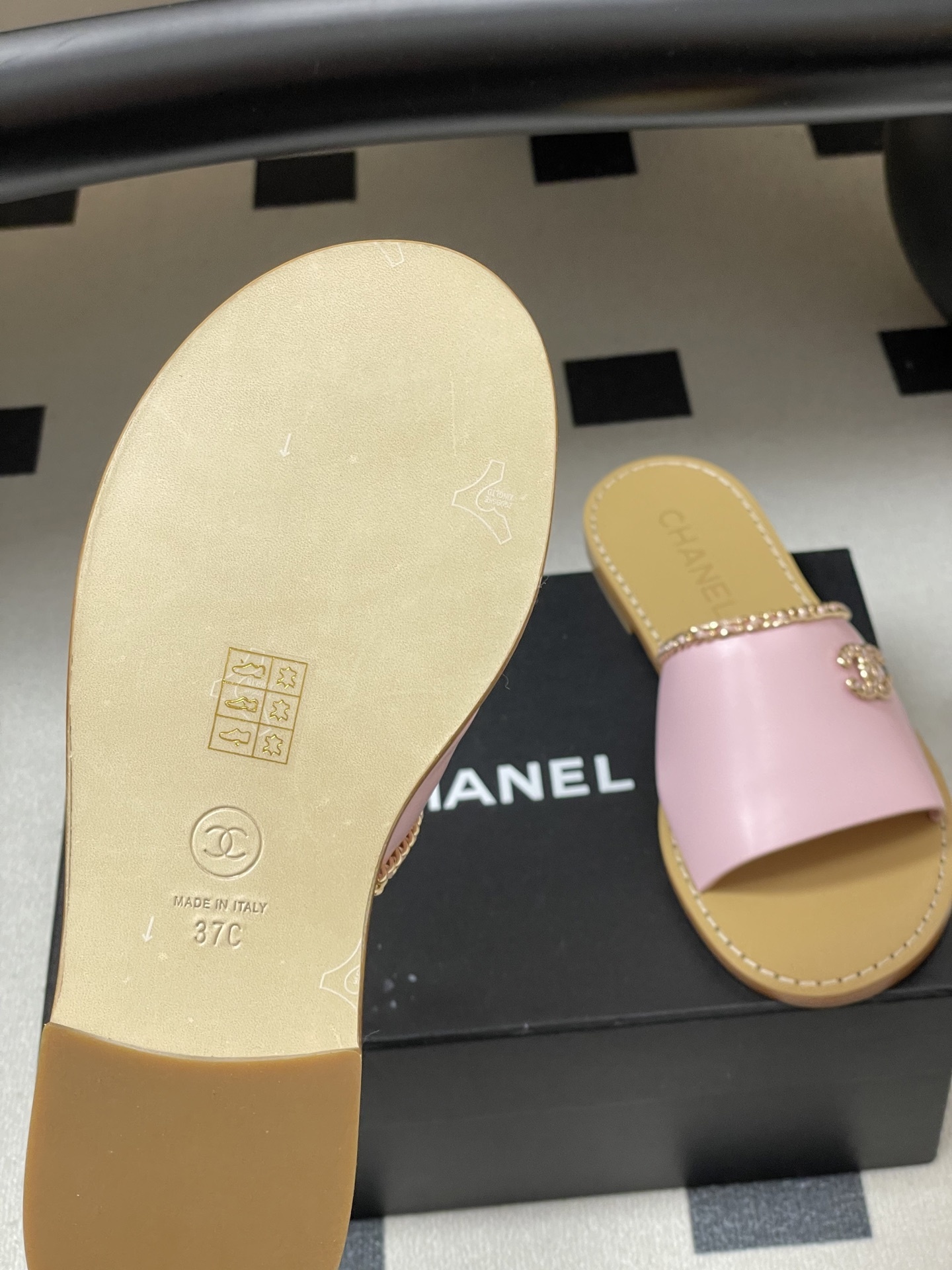 Pair of pink leather flat slide sandals with gold chain trim and logo - Hình 8