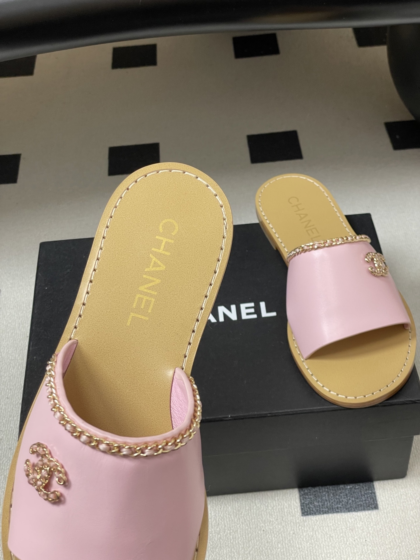Pair of pink leather flat slide sandals with gold chain trim and logo - Hình 7