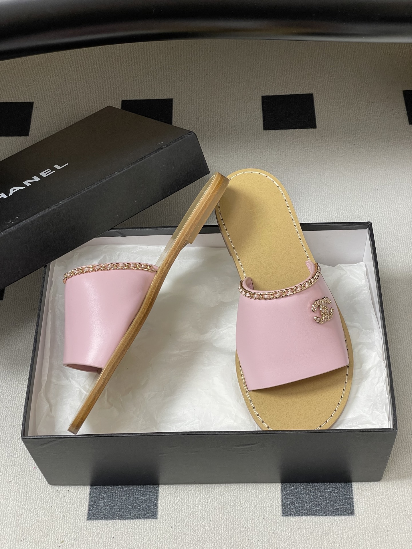 Pair of pink leather flat slide sandals with gold chain trim and logo - Hình 6