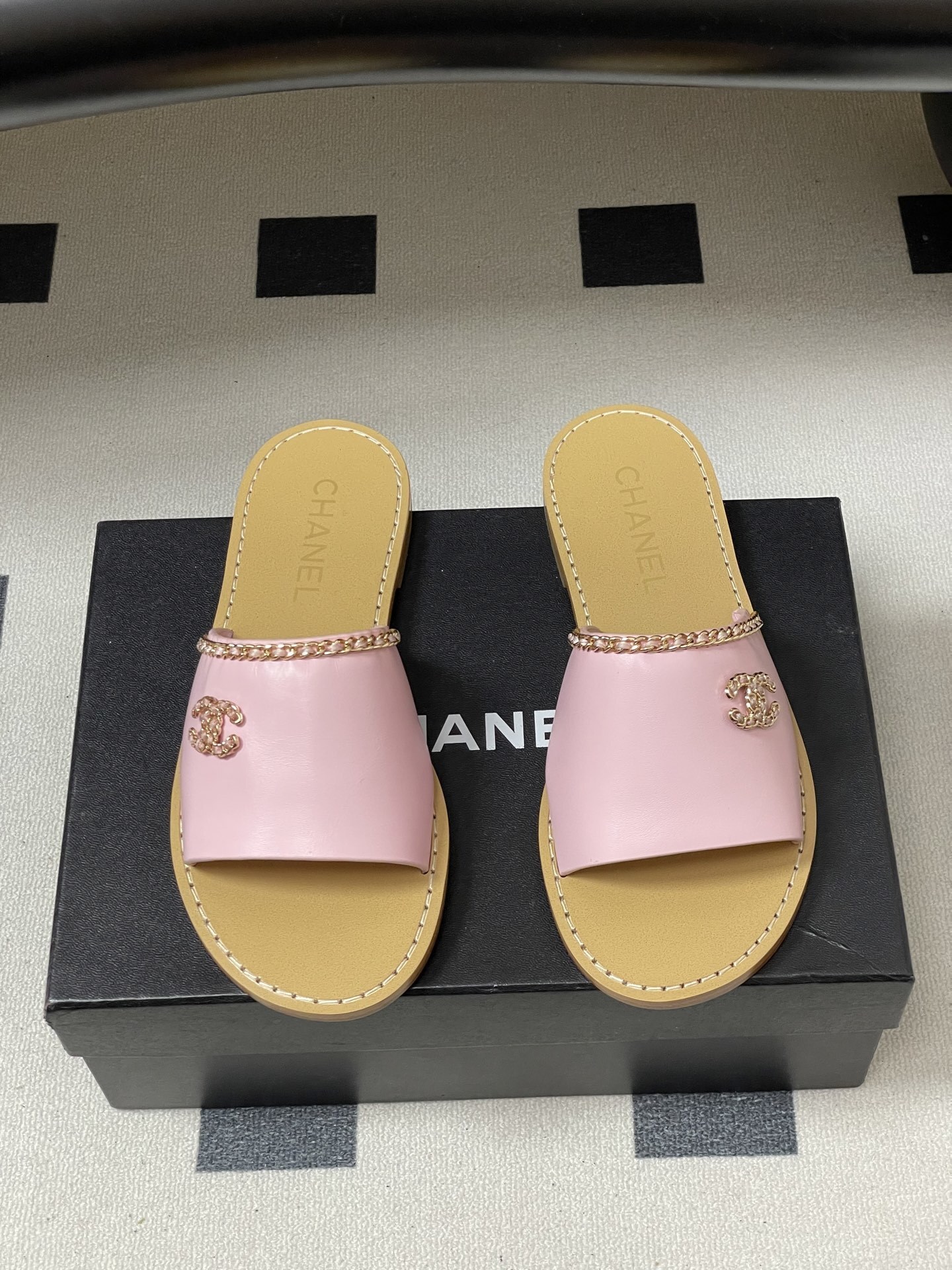 Pair of pink leather flat slide sandals with gold chain trim and logo - Hình 5