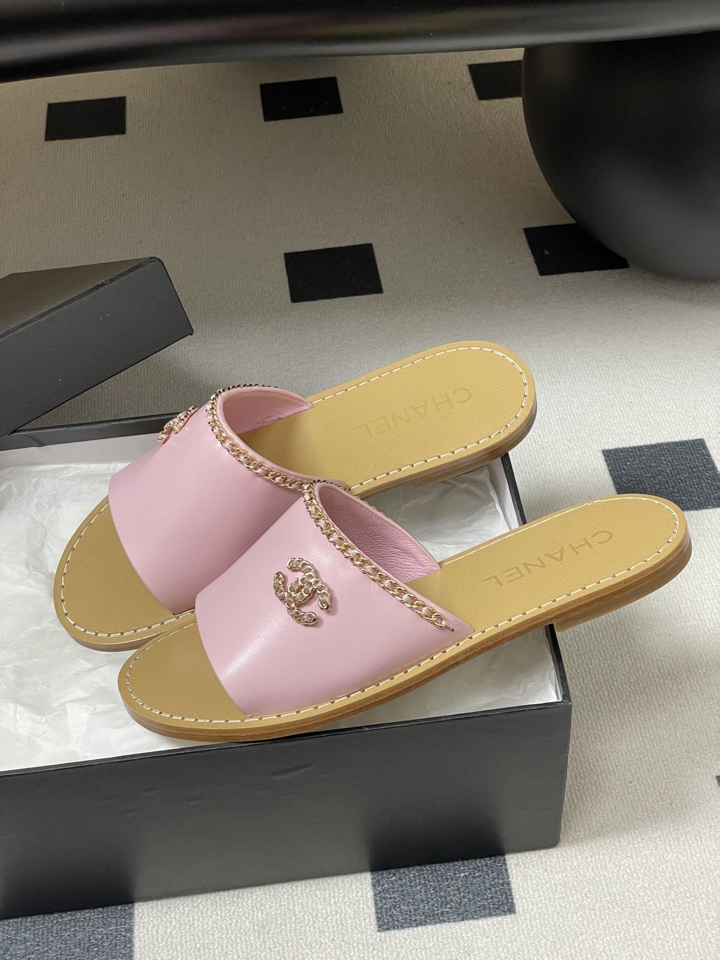 Pair of pink leather flat slide sandals with gold chain trim and logo - Hình 4