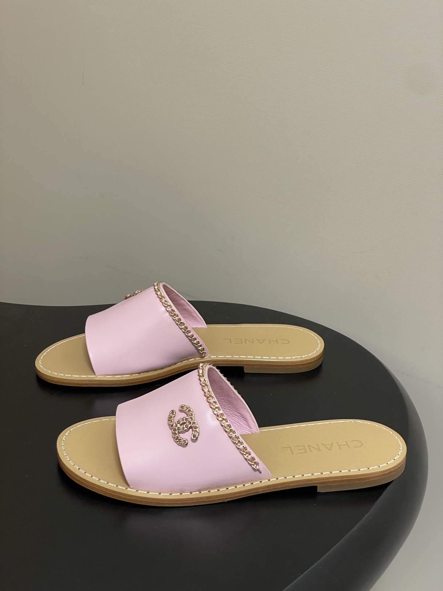 Pair of pink leather flat slide sandals with gold chain trim and logo - Hình 3