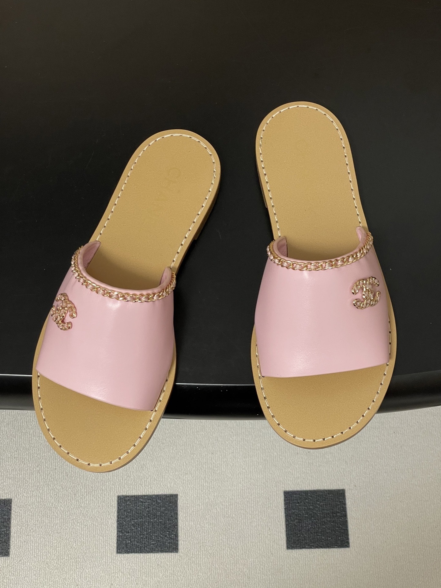 Pair of pink leather flat slide sandals with gold chain trim and logo - Hình 2