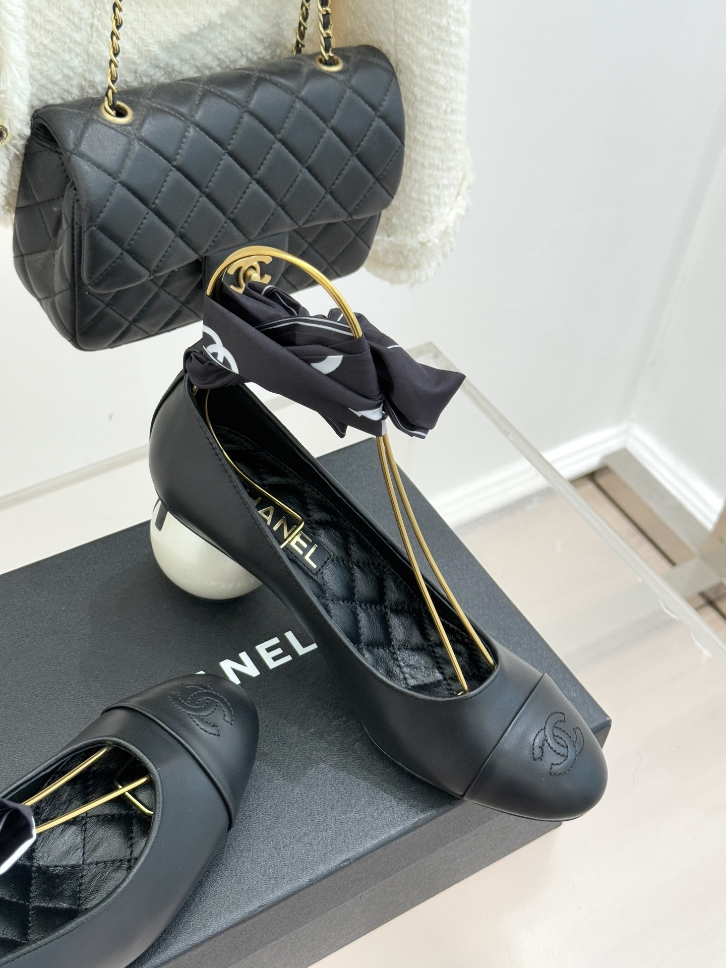 Chanel black leather pumps with a large white pearl heel and black silk ribbon bow detail. - Hình 5
