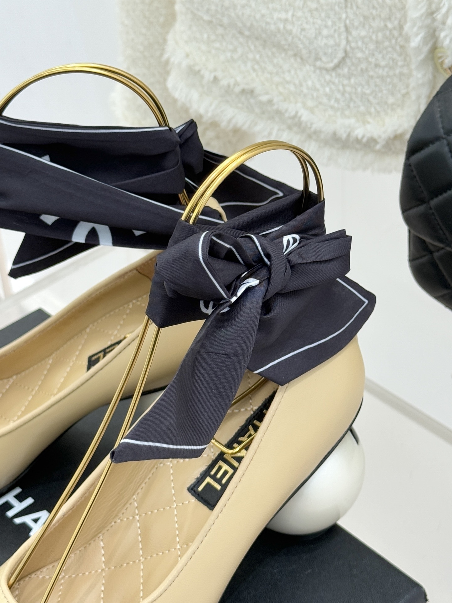 Pair of Chanel beige and black two-tone pumps with a white pearl-shaped heel and black silk ribbon bow. - Hình 8