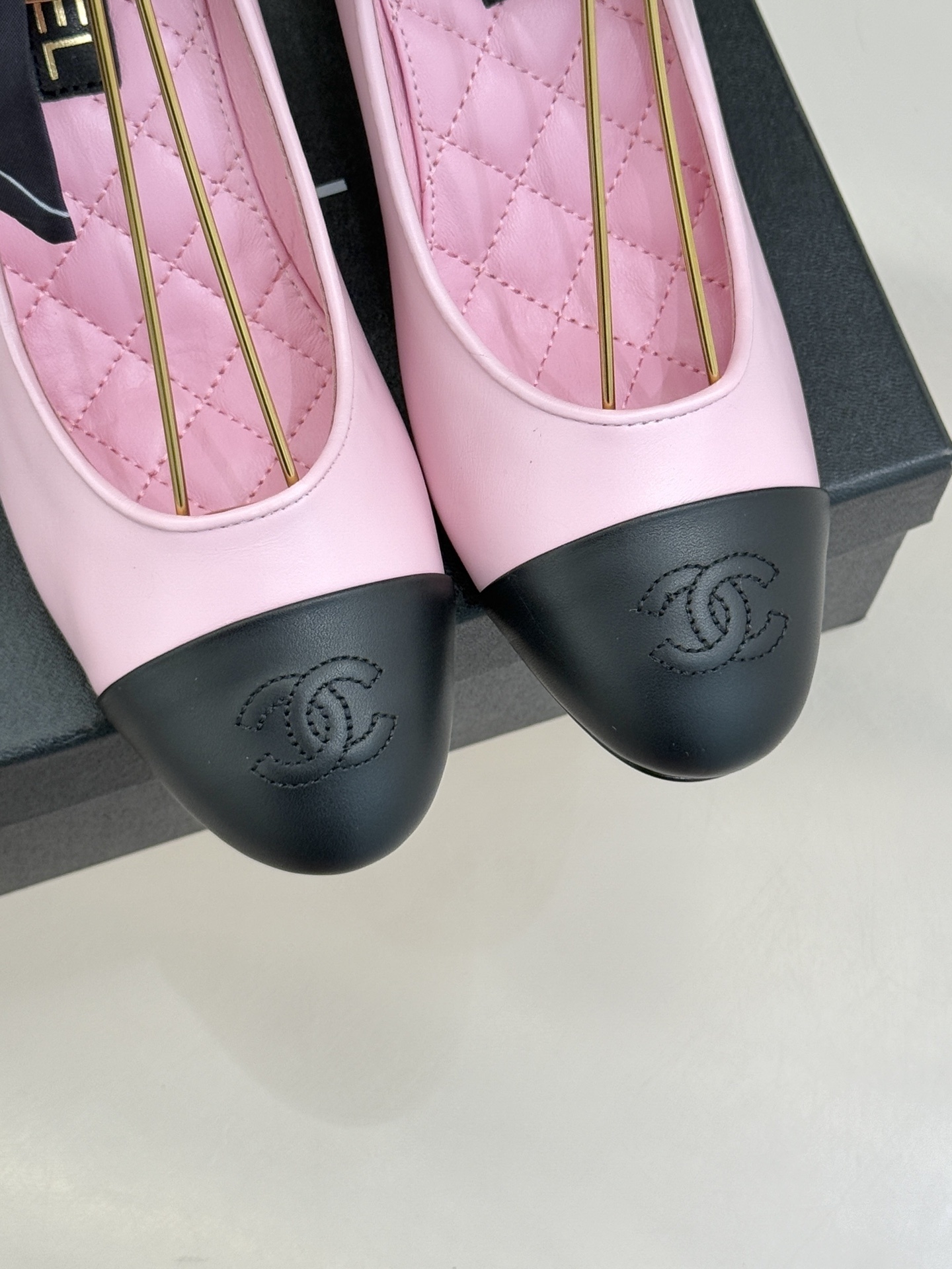 Luxury Chanel pink leather pumps with black cap toe, unique white pearl heel, and black silk scarf bow detail. - Hình 7