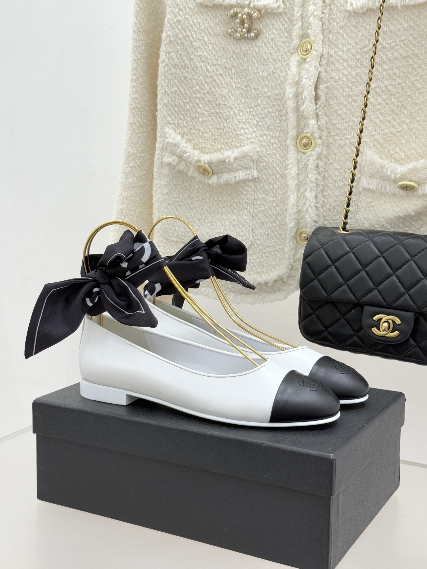 Elegant Two-Tone Leather Ballet Flats with Silk Ribbon Detail