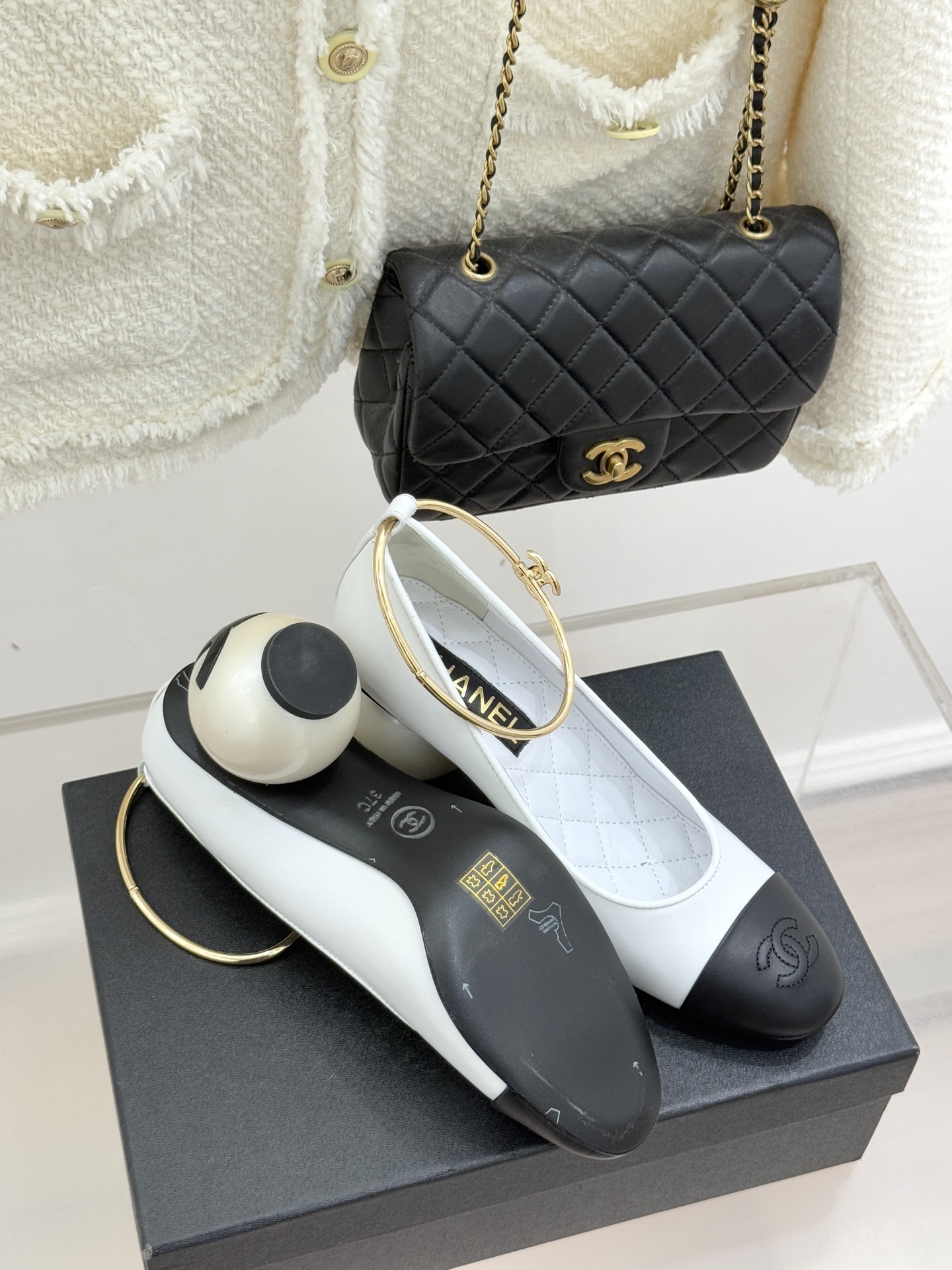Chanel white and black two-tone pumps with gold camellia ankle strap and pearl spherical heel - Hình 9