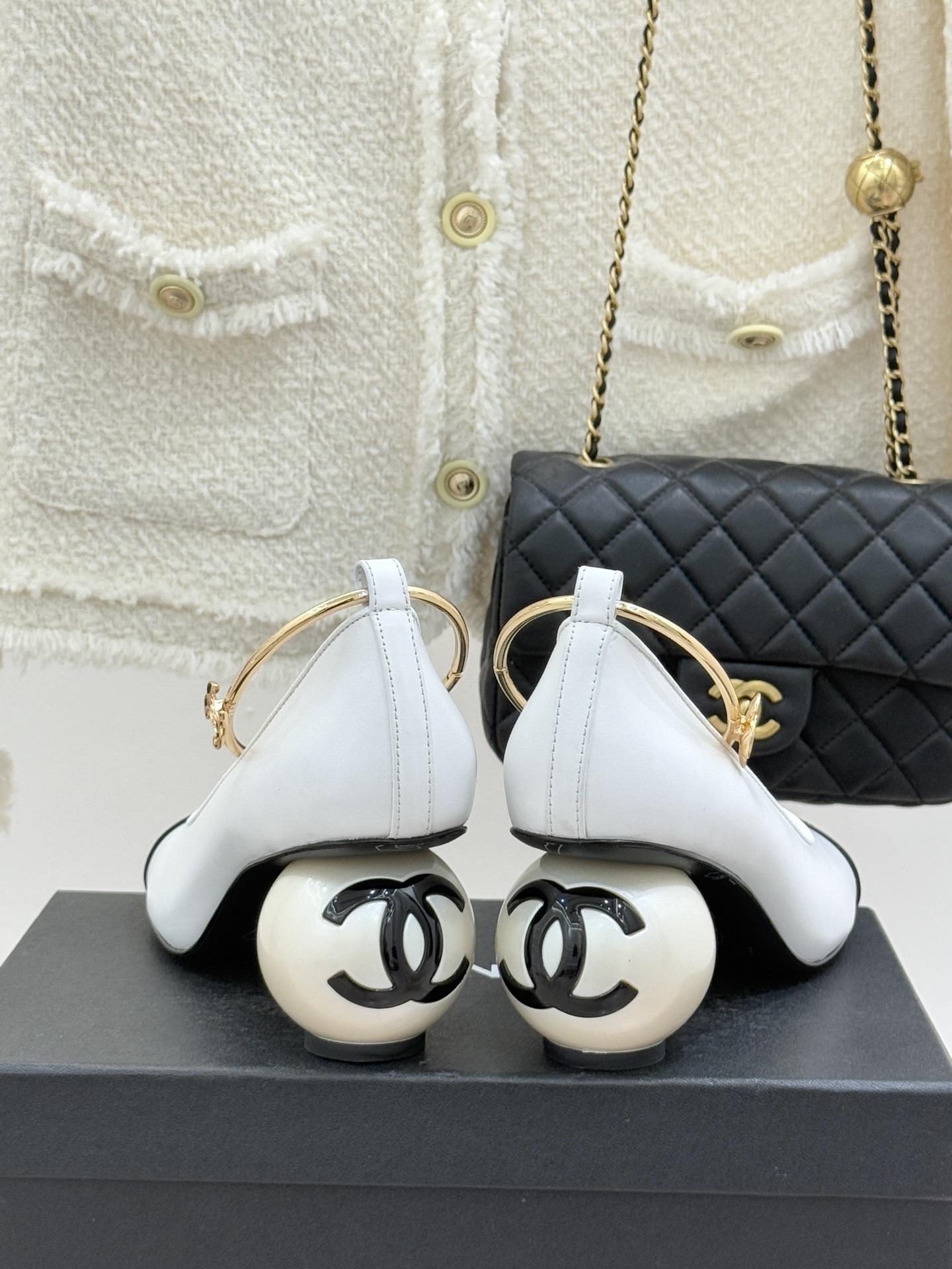 Chanel white and black two-tone pumps with gold camellia ankle strap and pearl spherical heel - Hình 6