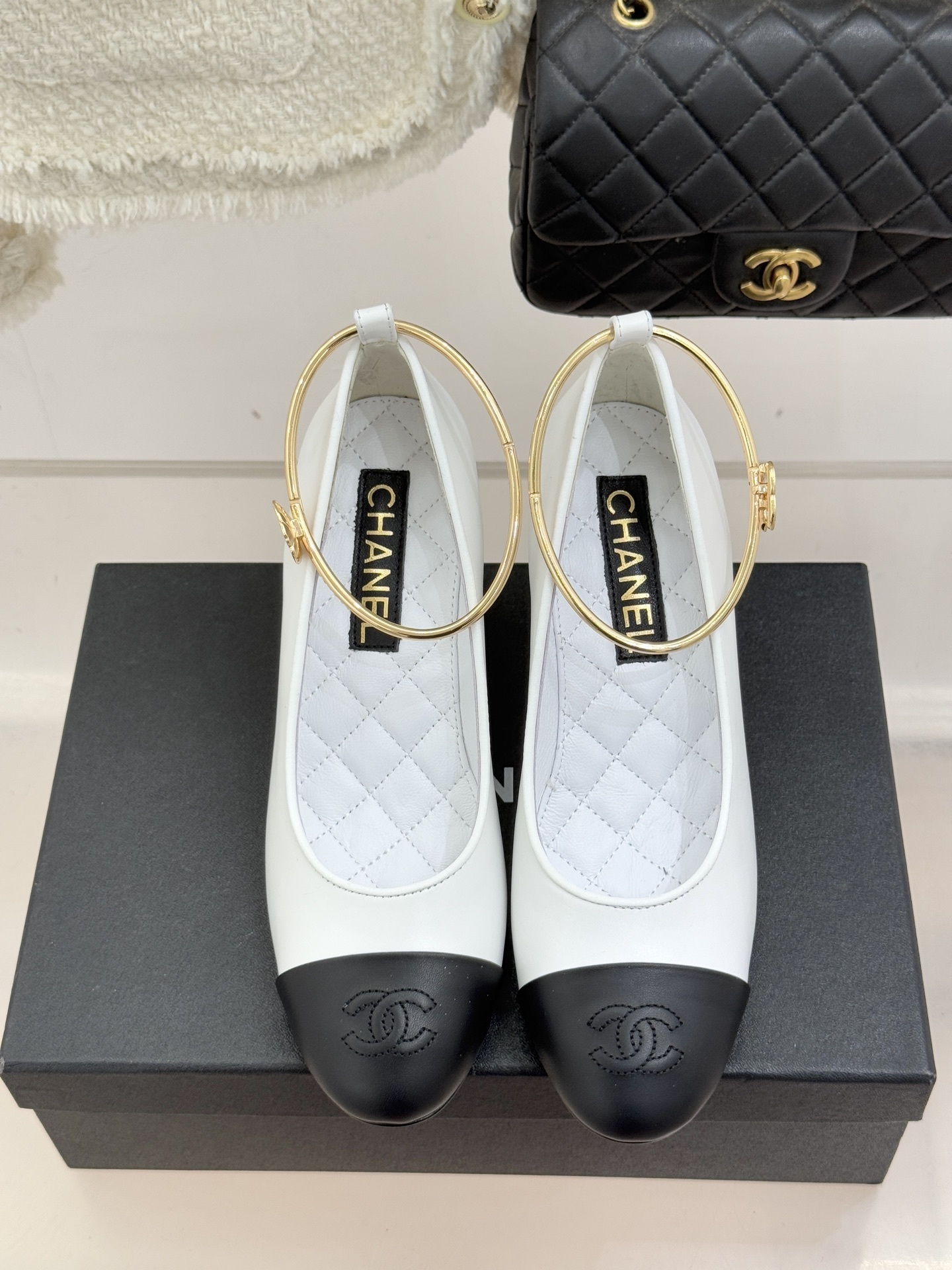 Chanel white and black two-tone pumps with gold camellia ankle strap and pearl spherical heel - Hình 4