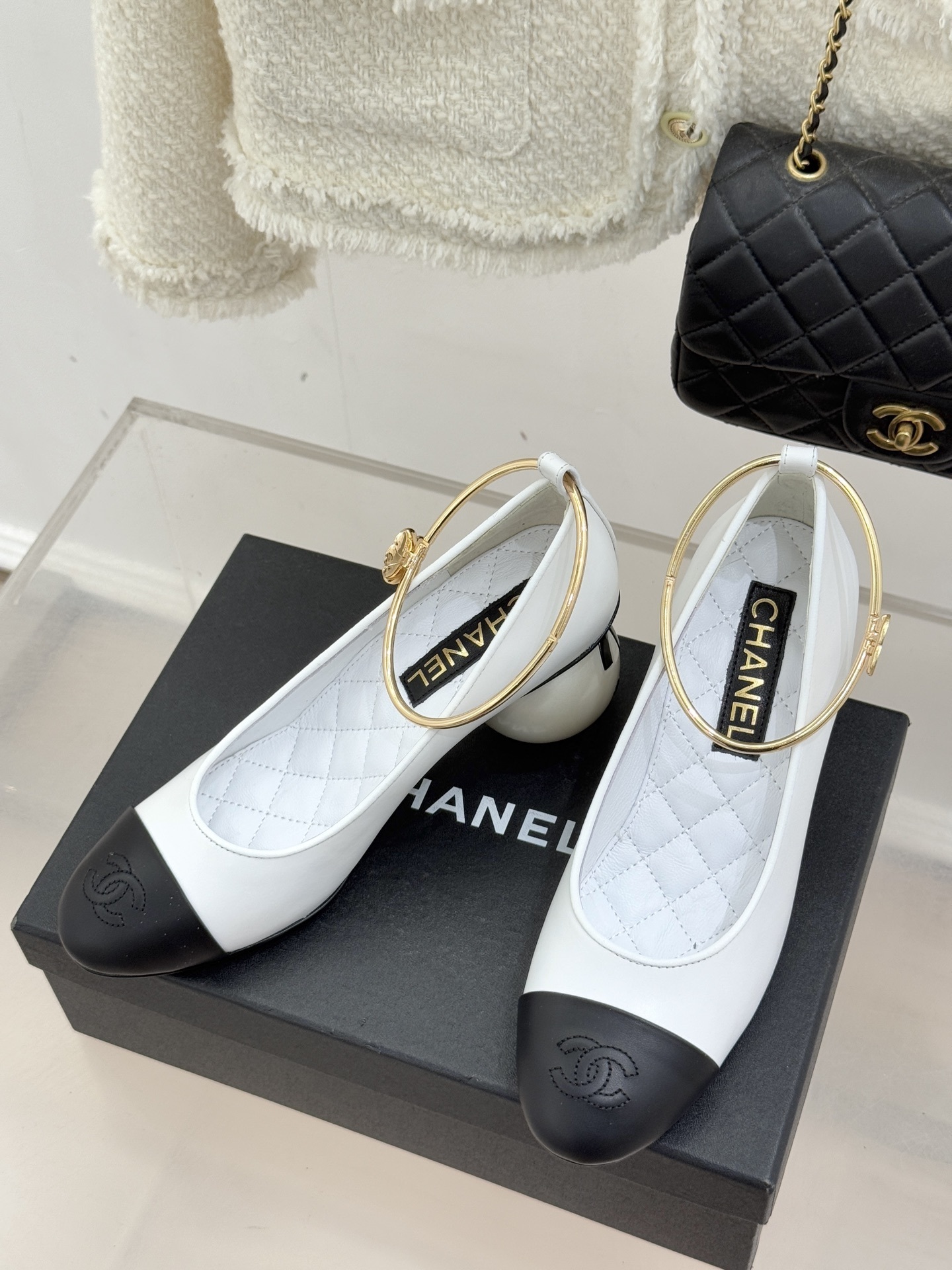 Chanel white and black two-tone pumps with gold camellia ankle strap and pearl spherical heel - Hình 2