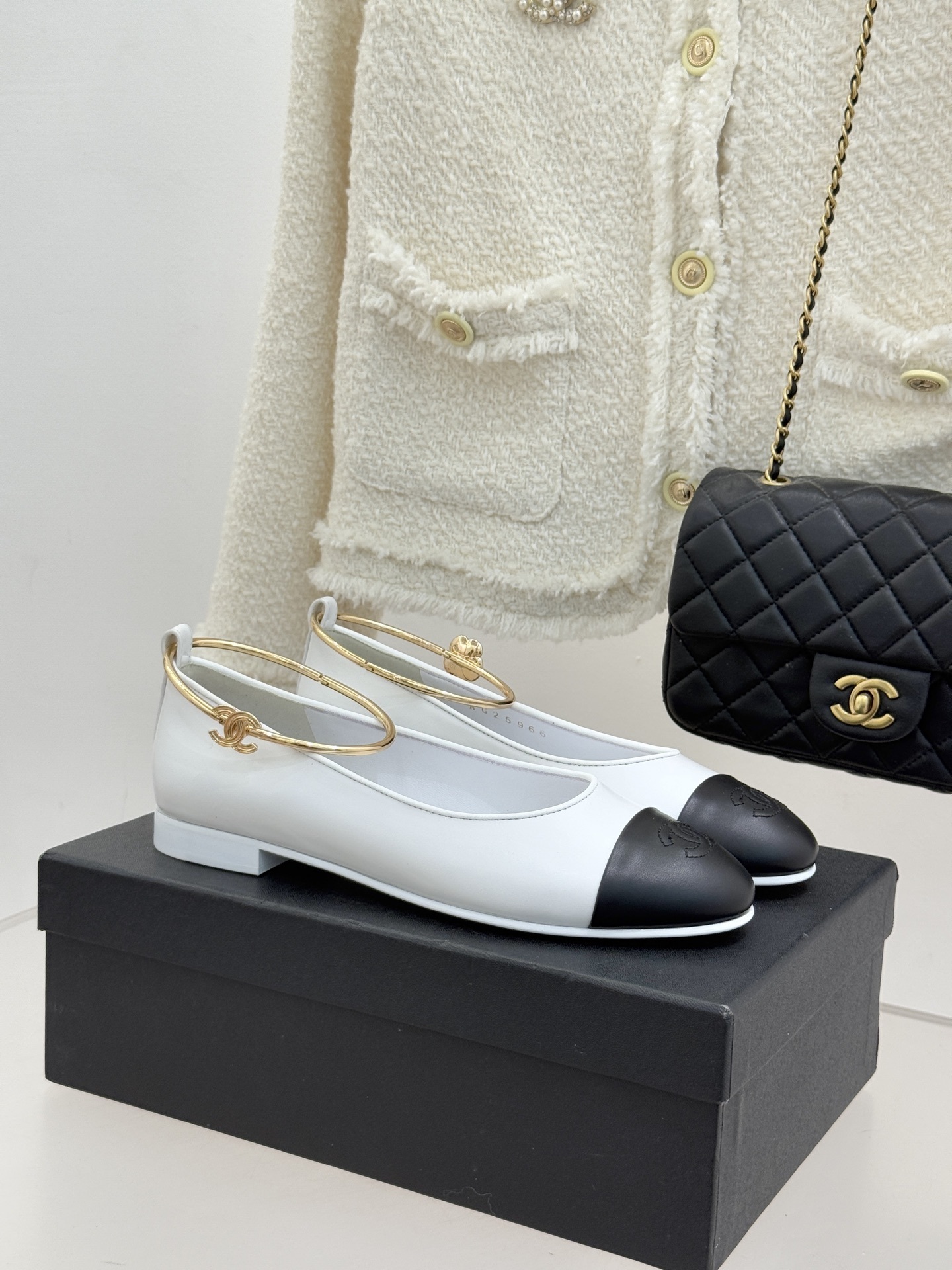 Elegant Two-Tone Leather Ballet Flats with Gold Logo Ankle Bracelet