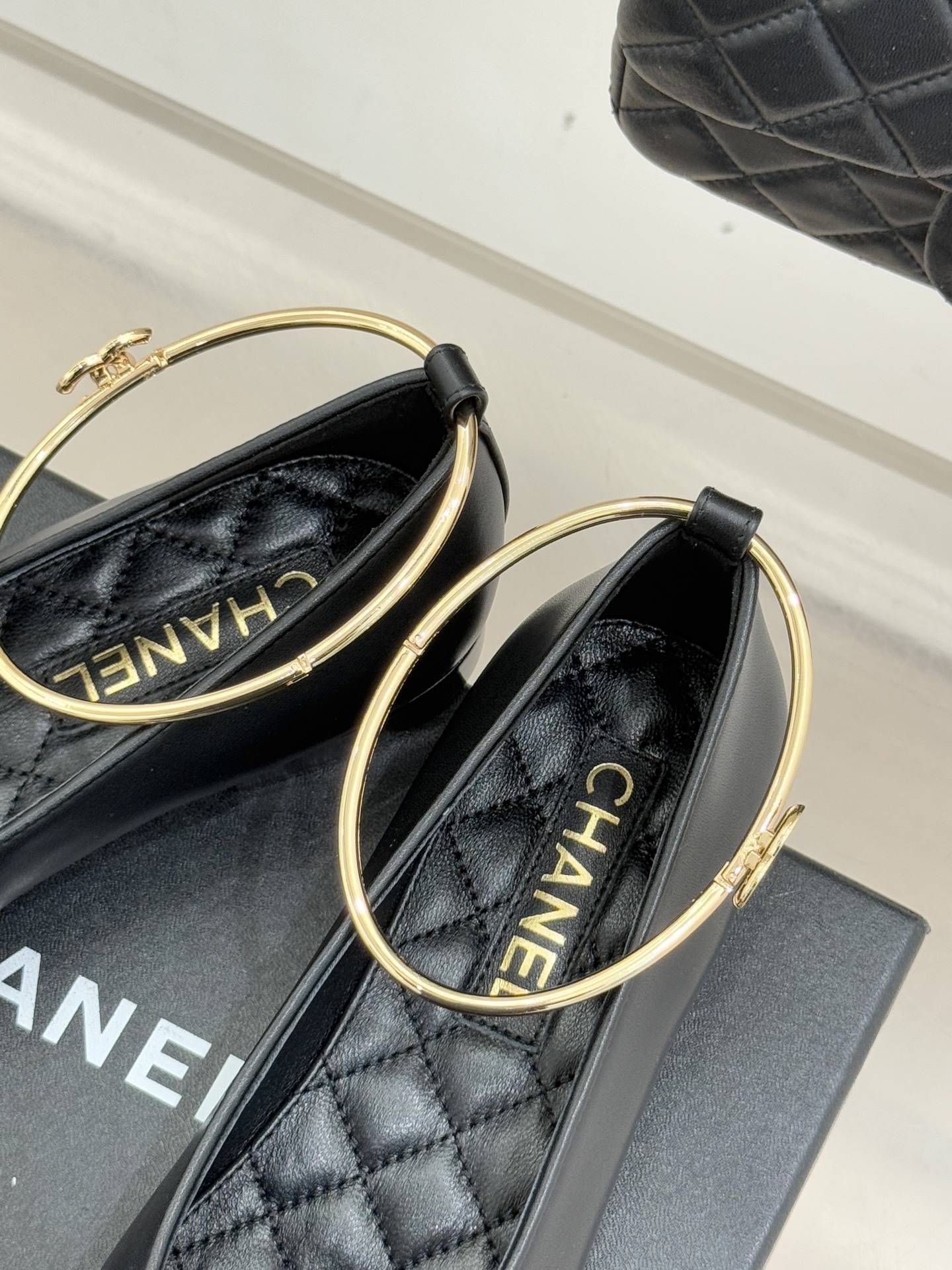 Pair of black Chanel lambskin ballet flats with gold-tone rigid ankle rings and embossed CC logos on the toe caps. - Hình 8