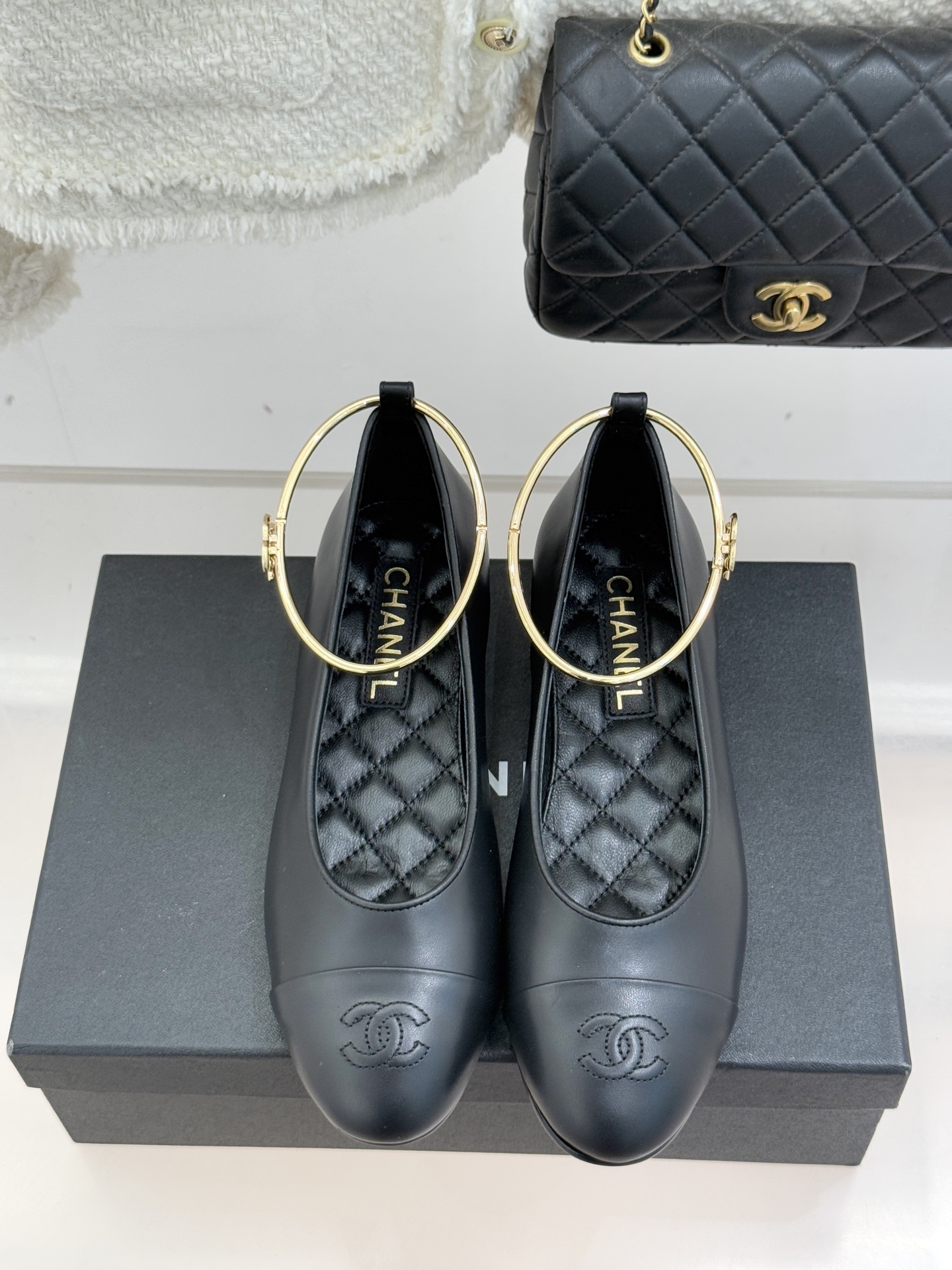 Pair of black Chanel lambskin ballet flats with gold-tone rigid ankle rings and embossed CC logos on the toe caps. - Hình 4