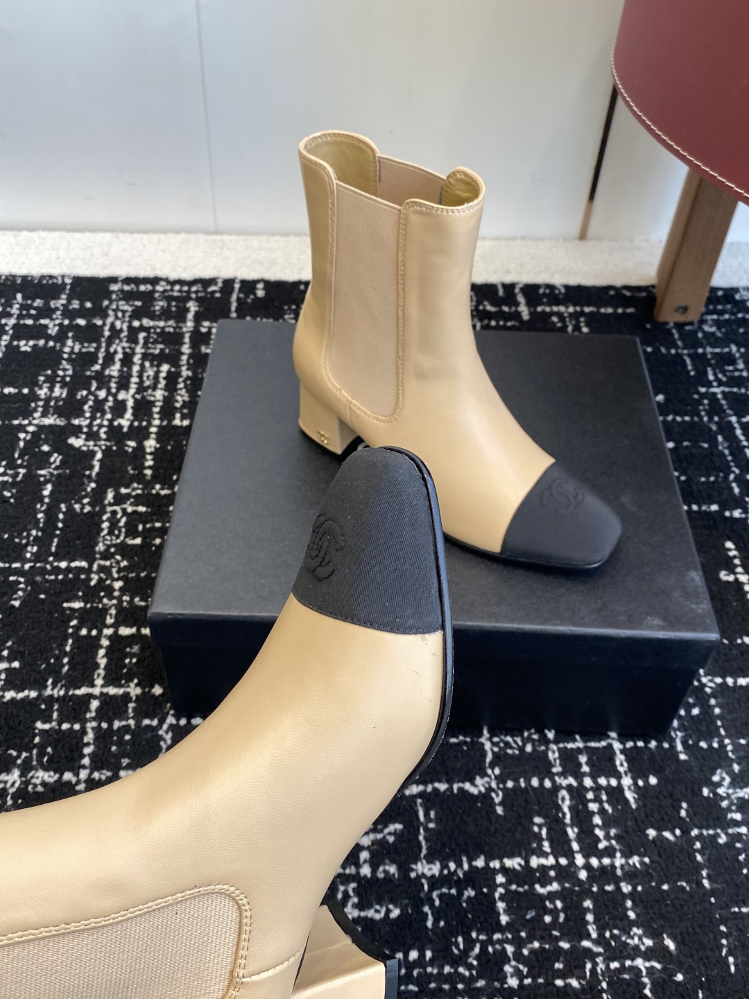Luxury Chanel beige leather ankle boots with black fabric cap-toe and gold CC logo on the block heel - Hình 7
