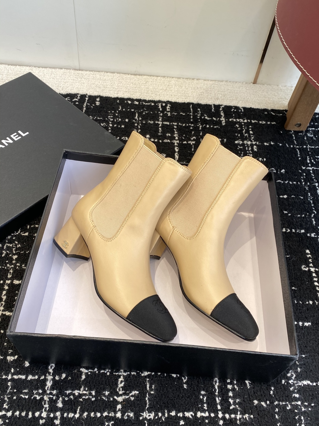 Luxury Chanel beige leather ankle boots with black fabric cap-toe and gold CC logo on the block heel - Hình 4