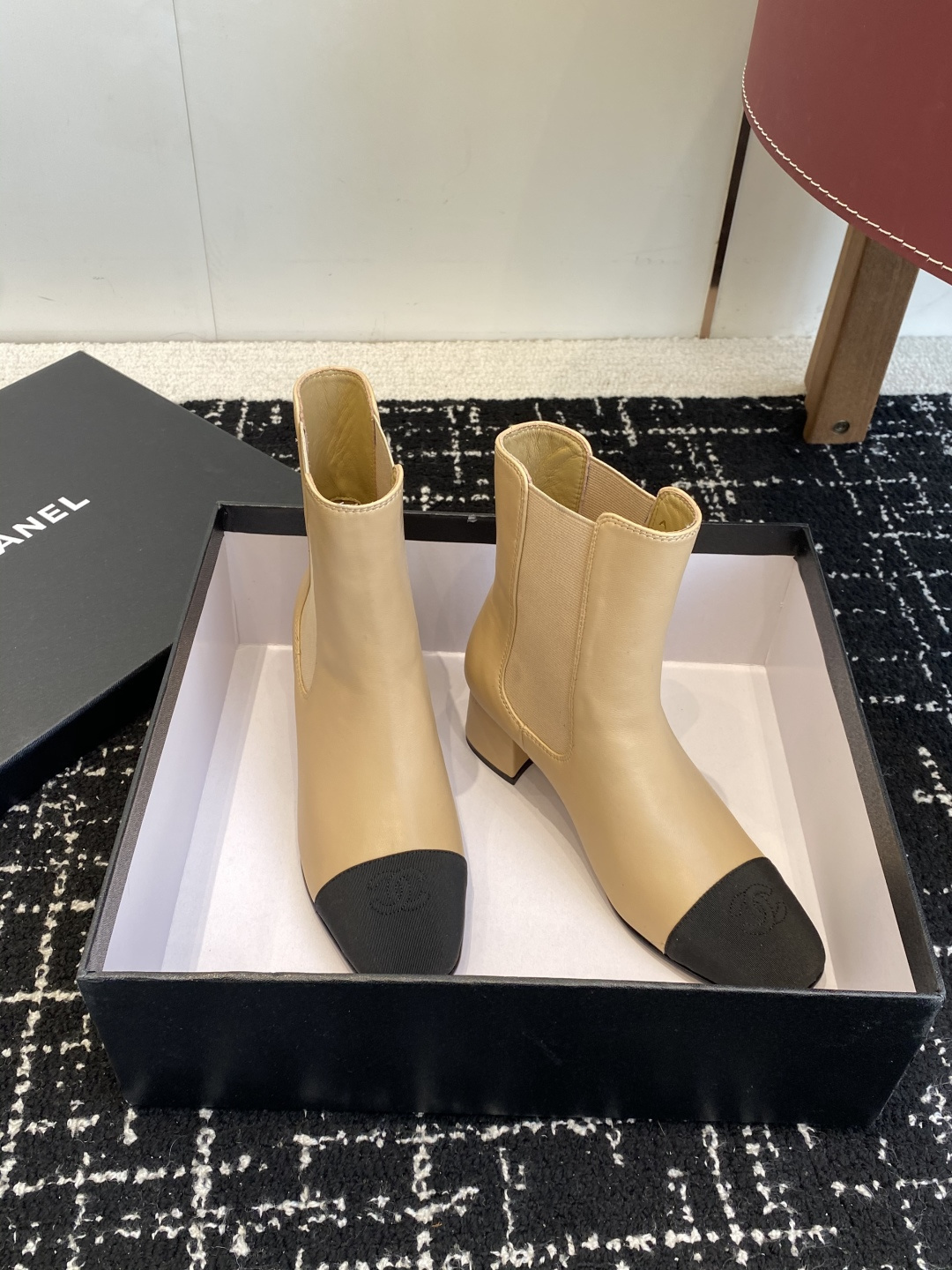 Luxury Chanel beige leather ankle boots with black fabric cap-toe and gold CC logo on the block heel - Hình 3