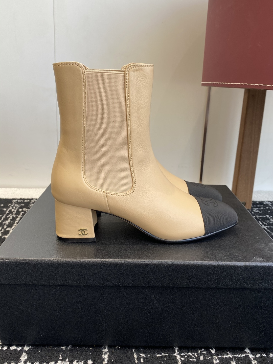 Luxury Chanel beige leather ankle boots with black fabric cap-toe and gold CC logo on the block heel - Hình 2