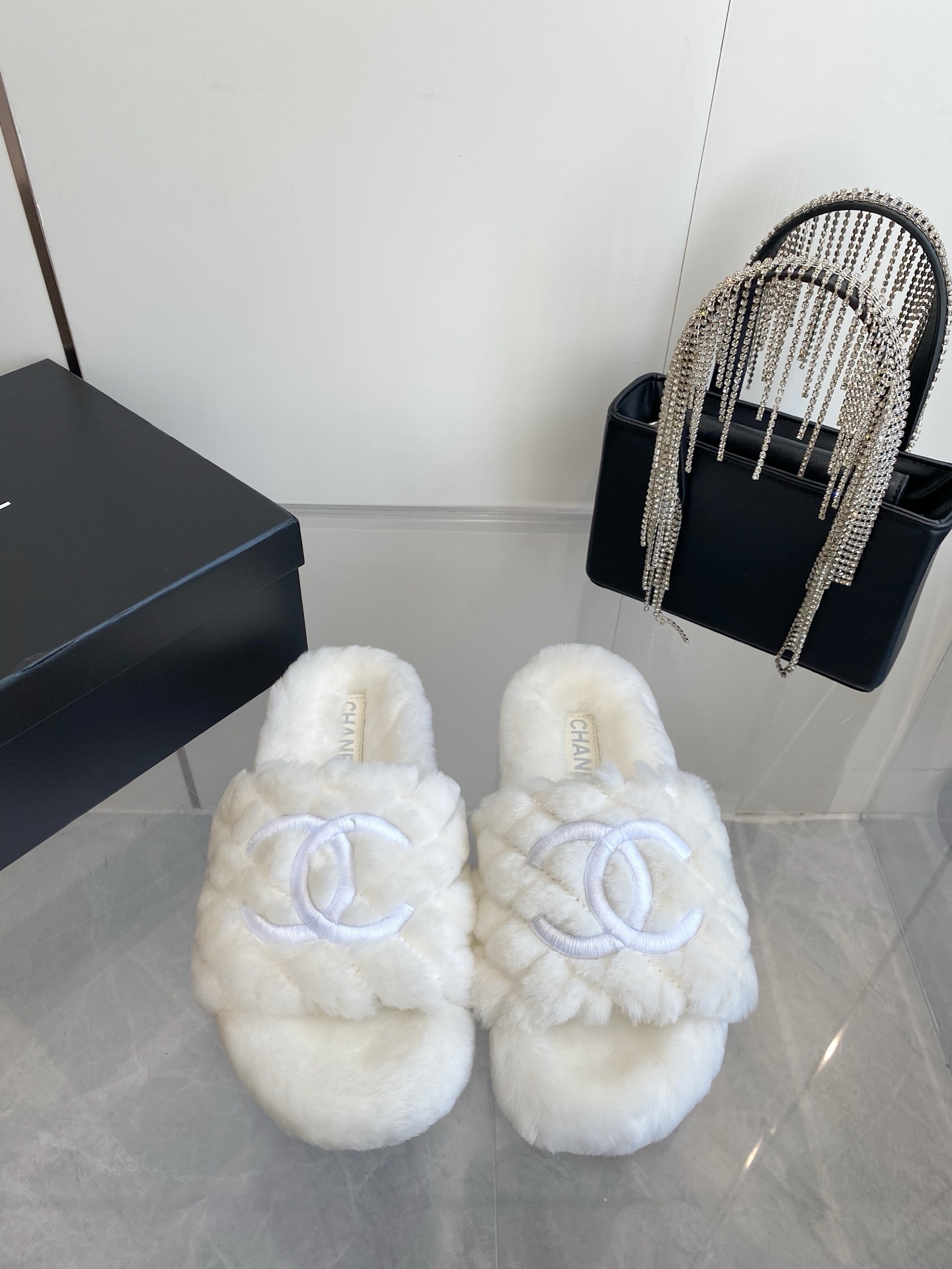 Luxury White Quilted Faux Fur Slippers – Plush Indoor Slides