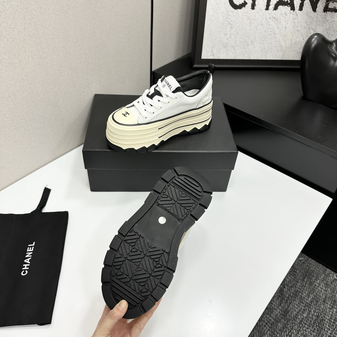 Pair of Chanel white leather platform sneakers with multi-layered soles and black CC logo details - Hình 4
