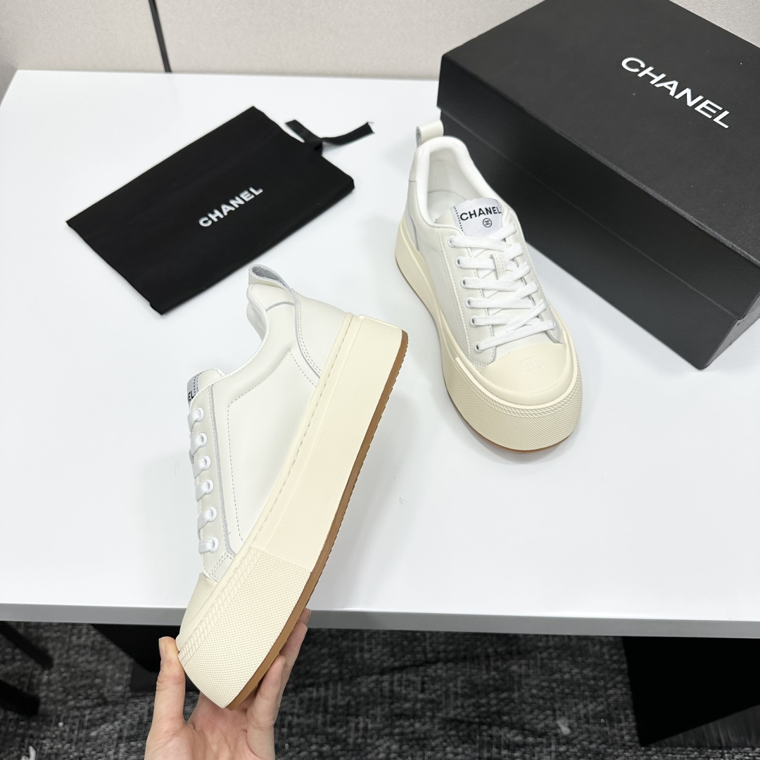 Chanel white leather platform sneakers with chunky cream soles and CC logo on the toe cap - Hình 8