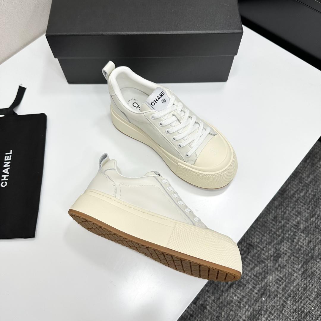 Chanel white leather platform sneakers with chunky cream soles and CC logo on the toe cap - Hình 7