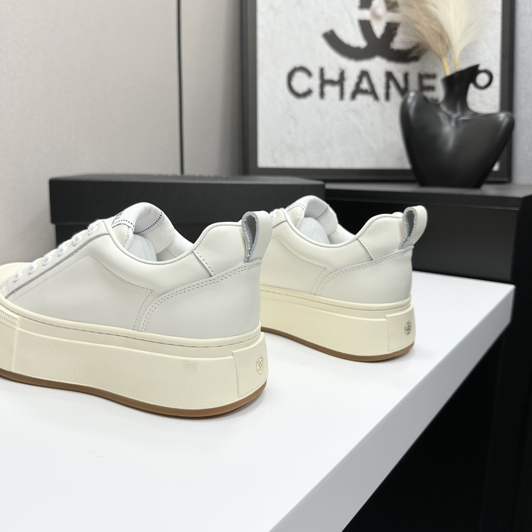 Chanel white leather platform sneakers with chunky cream soles and CC logo on the toe cap - Hình 6