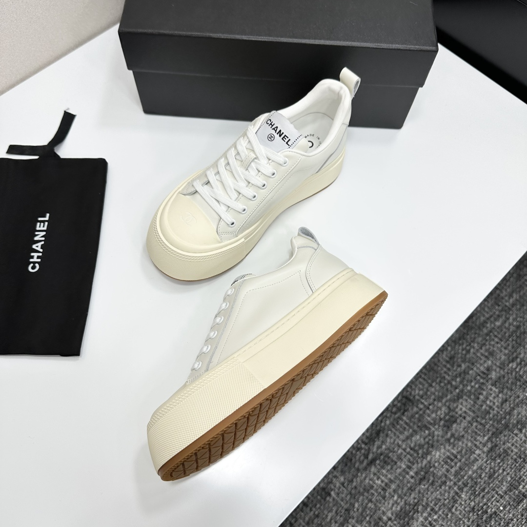 Chanel white leather platform sneakers with chunky cream soles and CC logo on the toe cap - Hình 5
