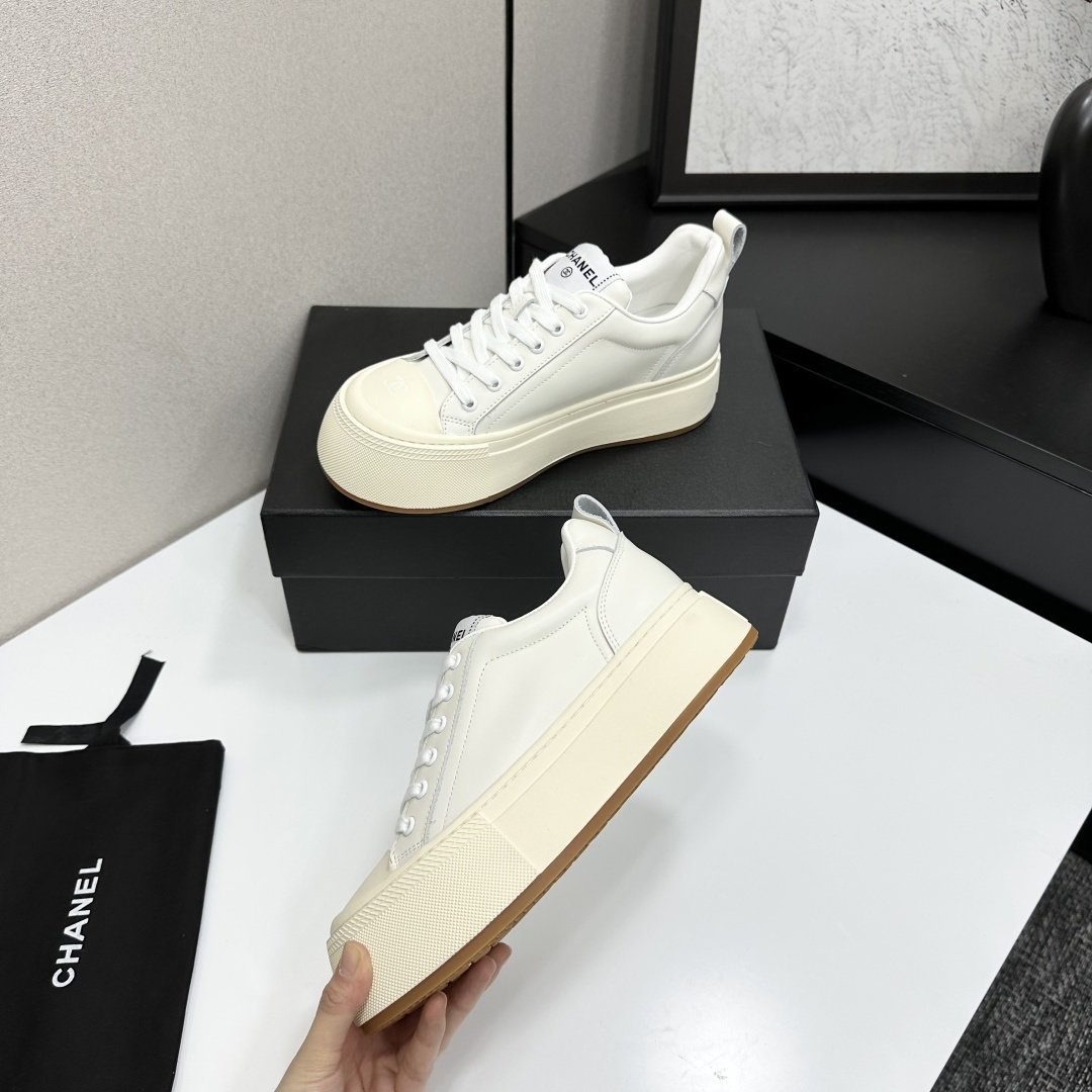 Chanel white leather platform sneakers with chunky cream soles and CC logo on the toe cap - Hình 3