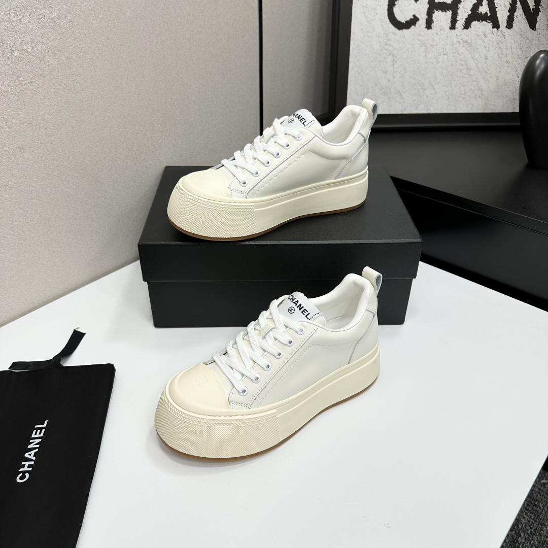 Chanel white leather platform sneakers with chunky cream soles and CC logo on the toe cap - Hình 2