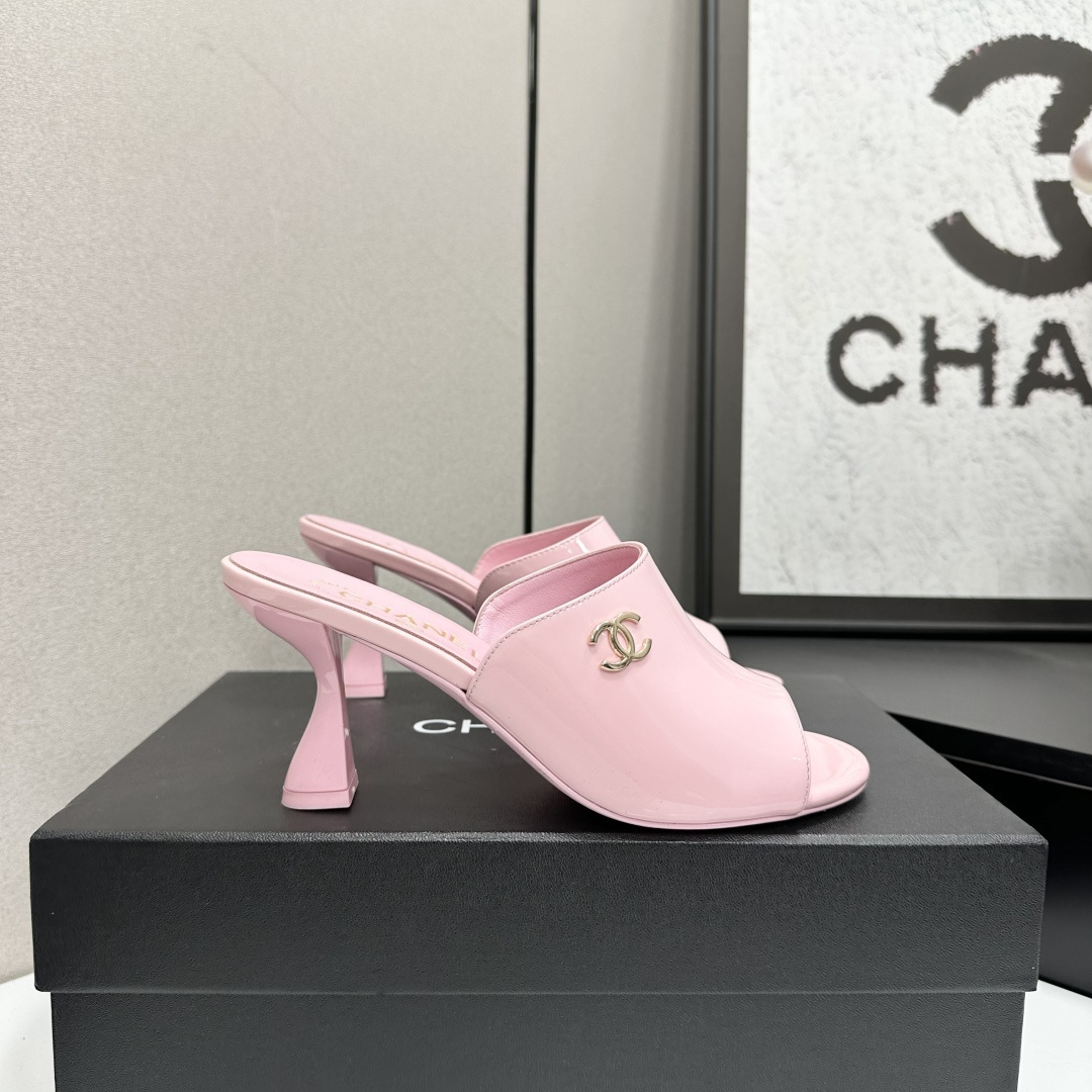 Chanel Pink Patent Leather Mules – Elegant Gold CC Logo Sandals